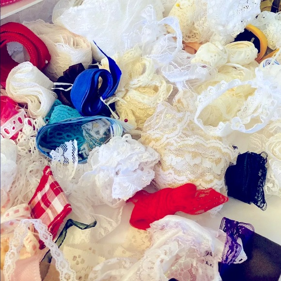 GRAB BAG - large Lot of Lace, Ribbon or Appliqués - Picture 2 of 10